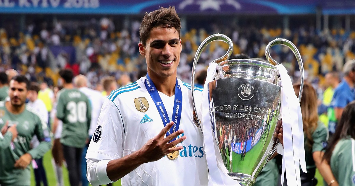 Raphael Varane con in mano il trofeo della Champions League vinto con il Real Madrid