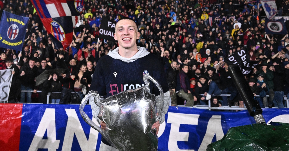 Lewis Ferguson festeggia la conquista della Champions League con il Bologna