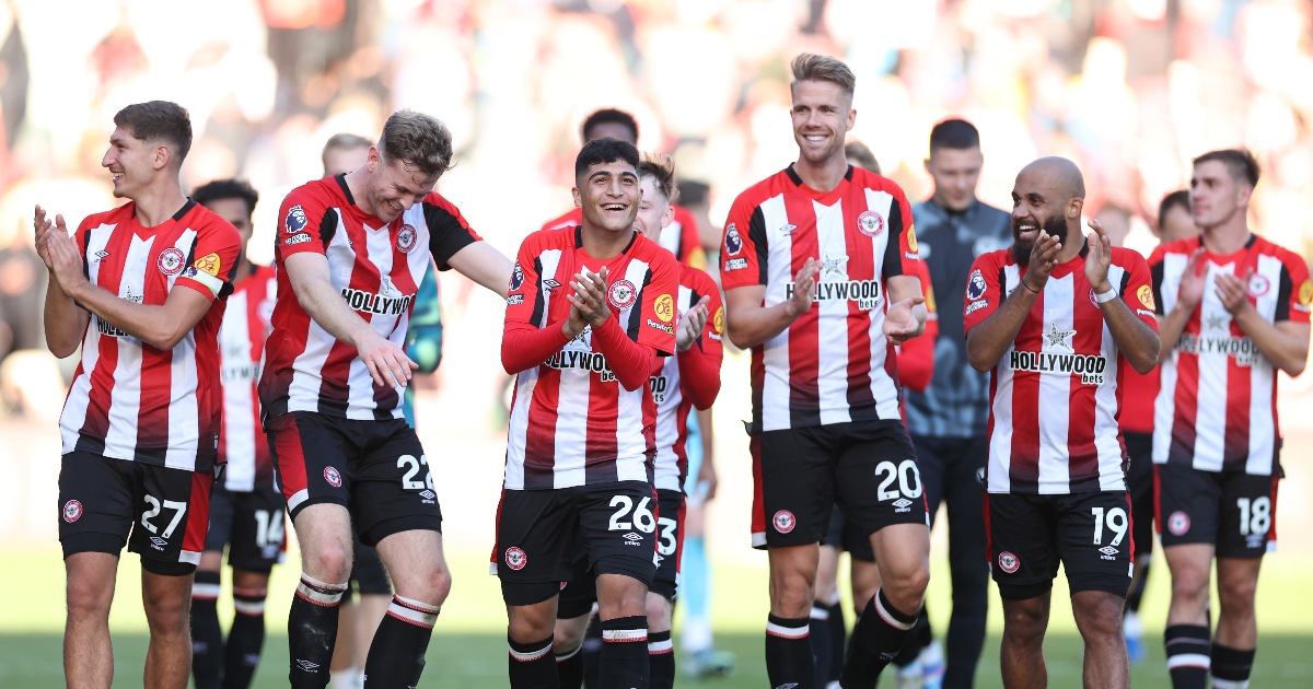 I calciatori del Brentford festeggiano il rotondo 5-3 in casa contro il Wolverhampton