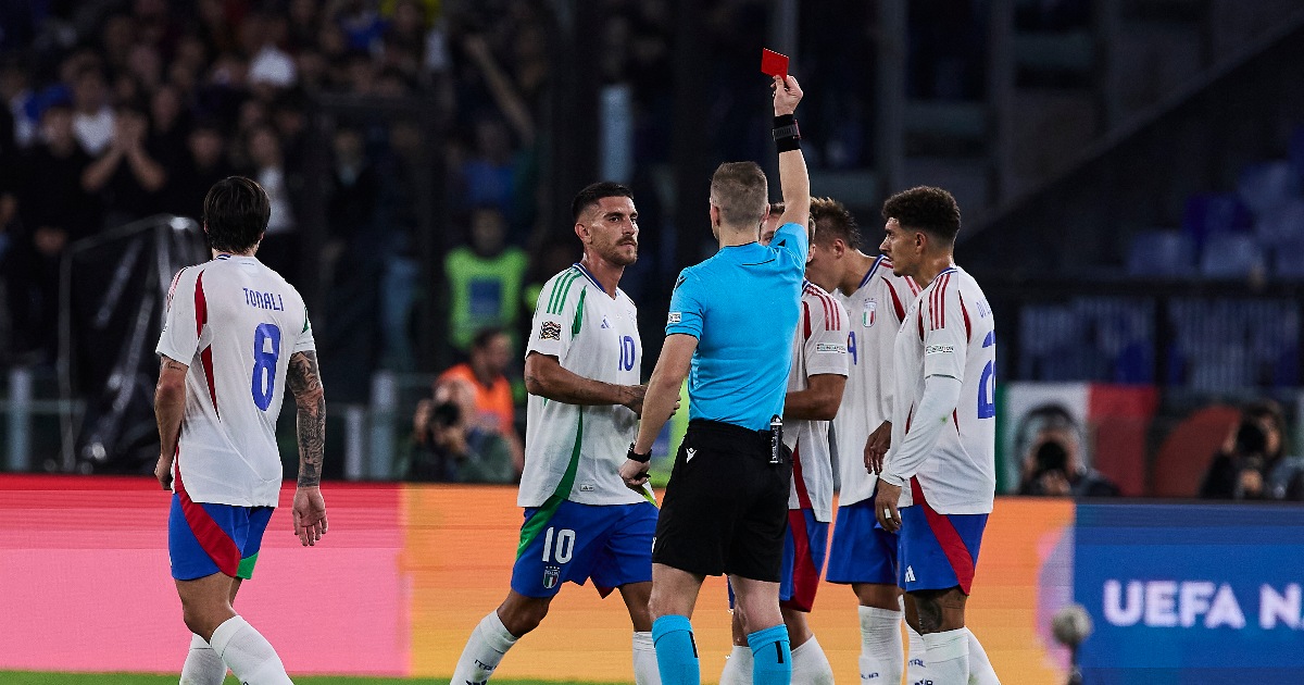 Lorenzo Pellegrini espulso al 38' di Italia-Belgio dall'arbitro norvegese Eskas